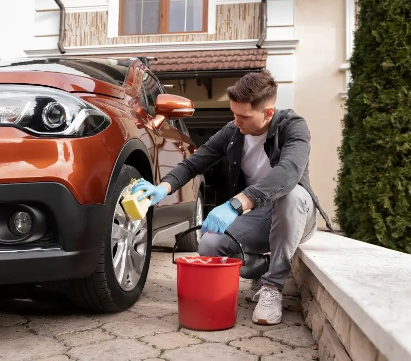 Lavage auto à domicile Morsang-sur-Orge : professionnel intervenant sur un véhicule